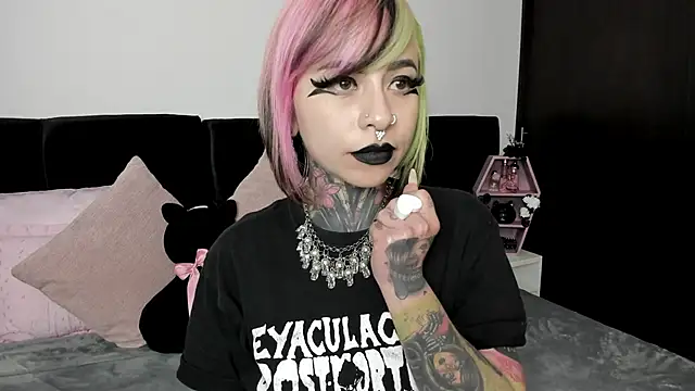 NikkiRamone online show from January 23, 2:50 pm