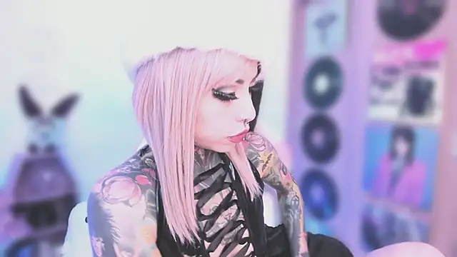 Snapshot of NikkiRamone chatting on December 19, 11:23 am NikkiRamone online show from December 19, 11:23 am