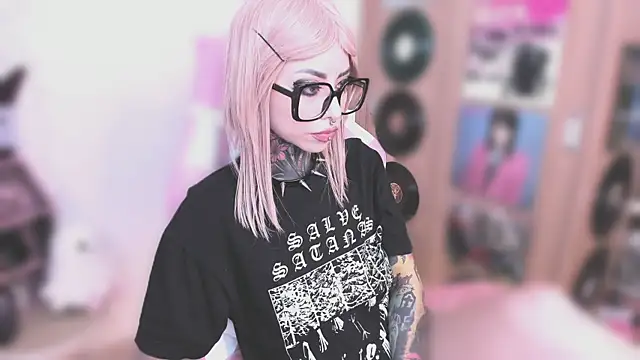 Snapshot of NikkiRamone chatting on January 9, 11:28 am NikkiRamone online show from January 9, 11:28 am