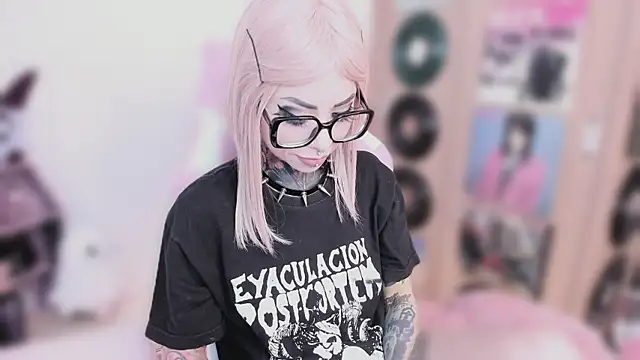 Snapshot of NikkiRamone chatting on January 12, 11:17 am NikkiRamone online show from January 12, 11:17 am