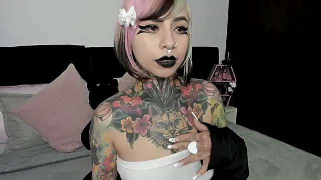 NikkiRamone online show from January 28, 2:53 pm