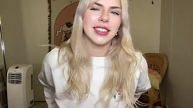 Snapshot of SirenitySirenxx chatting on March 5, 2:03 am SirenitySirenxx online show from March 5, 2:03 am