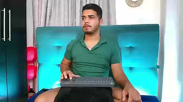 Snapshot of thiagowes chatting on February 6, 12:43 am thiagowes online show from February 6, 12:43 am