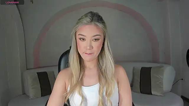 Snapshot of RebeccaHudson chatting on May 29, 8:04 pm RebeccaHudson online show from May 29, 8:04 pm