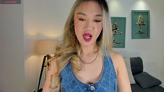Snapshot of RebeccaHudson chatting on May 10, 11:36 am RebeccaHudson online show from May 10, 11:36 am