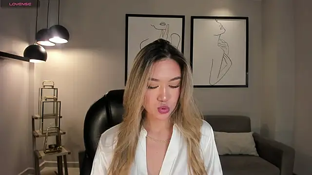 RebeccaHudson online show from April 9, 7:20 pm