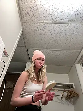 Snapshot of M1ssyk1ssy chatting on December 29, 3:33 am M1ssyk1ssy online show from December 29, 3:33 am