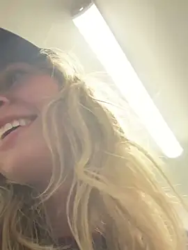 Snapshot of M1ssyk1ssy chatting on January 4, 3:07 am M1ssyk1ssy online show from January 4, 3:07 am