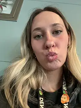 Snapshot of M1ssyk1ssy chatting on December 24, 1:38 am M1ssyk1ssy online show from December 24, 1:38 am