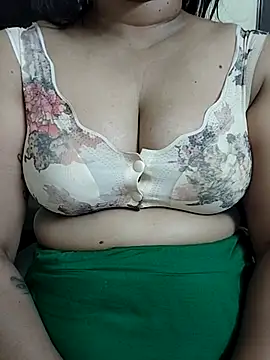 Snapshot of gaurika18 chatting on January 13, 10:57 pm gaurika18 online show from January 13, 10:57 pm