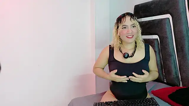 AliceandMax online show from December 5, 3:21 pm