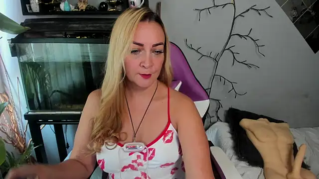 Snapshot of karen_mature69 chatting on September 14, 1:00 pm karen mature69 online show from September 14, 1:00 pm