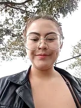 Snapshot of lara_moon25 chatting on October 5, 7:15 pm lara moon25 online show from October 5, 7:15 pm
