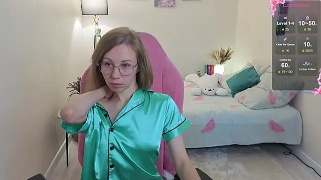 Snapshot of Lill_Mary chatting on October 17, 3:21 am Lill Mary online show from October 17, 3:21 am