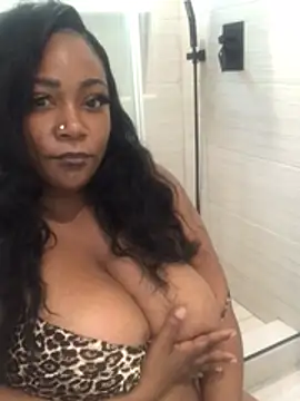 Snapshot of NovaDivine3000 chatting on February 25, 12:33 am NovaDivine3000 online show from February 25, 12:33 am