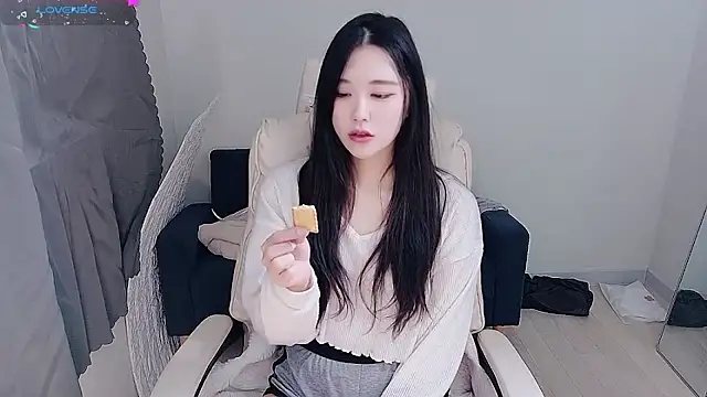 who Lilly online show from December 4, 12:04 pm