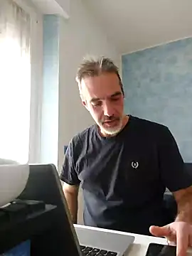 Snapshot of Marcolino183 chatting on February 28, 9:36 am Marcolino183 online show from February 28, 9:36 am