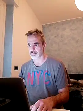 Snapshot of Marcolino183 chatting on February 25, 3:42 pm Marcolino183 online show from February 25, 3:42 pm