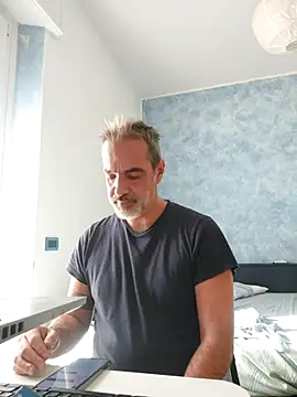 Snapshot of Marcolino183 chatting on November 3, 9:24 am Marcolino183 online show from November 3, 9:24 am