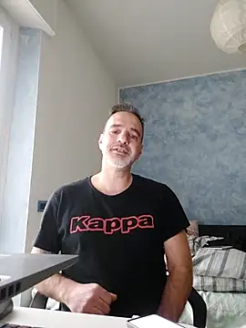 Snapshot of Marcolino183 chatting on February 2, 8:24 am Marcolino183 online show from February 2, 8:24 am