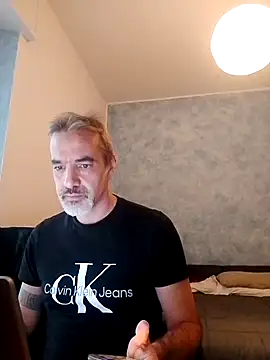 Snapshot of Marcolino183 chatting on December 18, 3:22 pm Marcolino183 online show from December 18, 3:22 pm