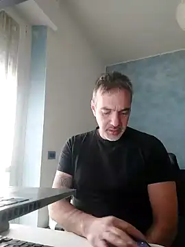 Snapshot of Marcolino183 chatting on February 27, 8:25 am Marcolino183 online show from February 27, 8:25 am