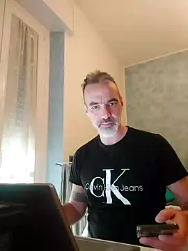 Snapshot of Marcolino183 chatting on January 31, 2:07 pm Marcolino183 online show from January 31, 2:07 pm