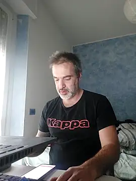 Snapshot of Marcolino183 chatting on December 18, 8:41 am Marcolino183 online show from December 18, 8:41 am