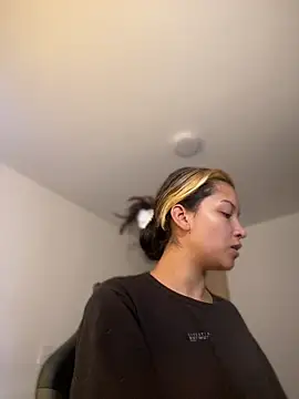 baby lizy online show from December 3, 8:30 pm