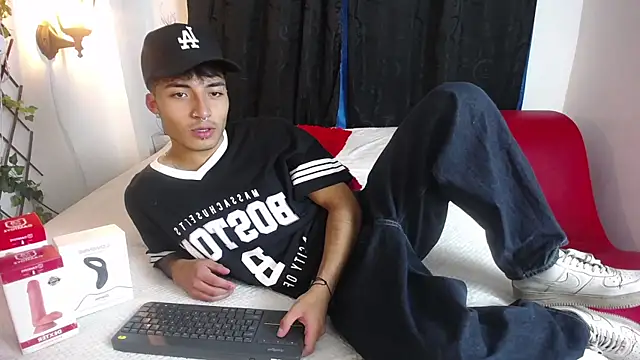Snapshot of dylan_fun18 chatting on February 6, 6:24 pm dylan fun18 online show from February 6, 6:24 pm