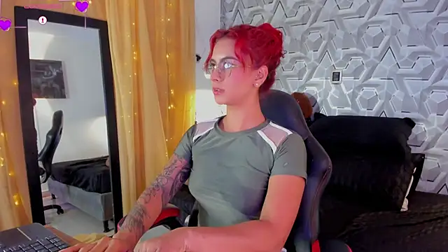 Snapshot of Sophiee_Hill chatting on October 29, 10:31 pm Sophiee Hill online show from October 29, 10:31 pm