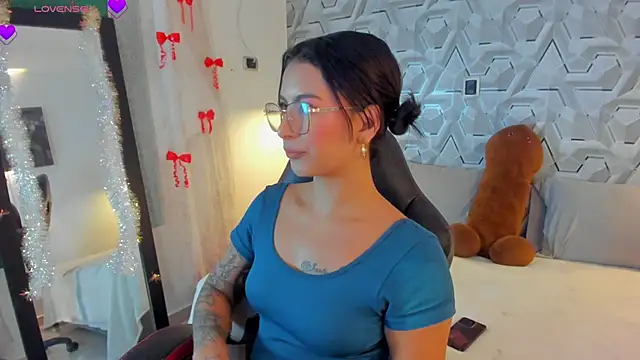 Sophiee Hill online show from April 8, 7:10 am