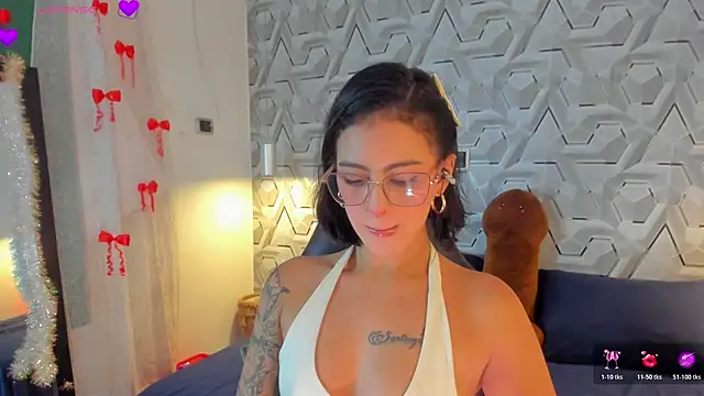 Sophiee Hill online show from March 31, 6:59 am