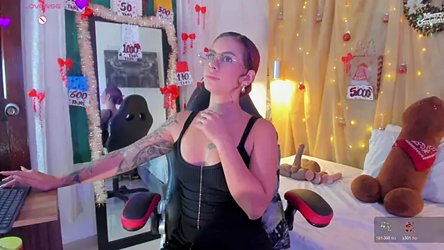 Sophiee Hill online show from December 16, 1:15 pm