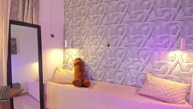 Sophiee Hill online show from June 4, 12:37 am
