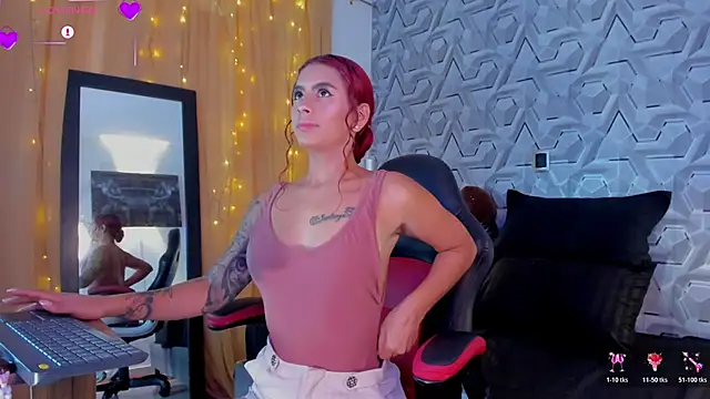 Snapshot of Sophiee_Hill chatting on October 28, 2:38 pm Sophiee Hill online show from October 28, 2:38 pm