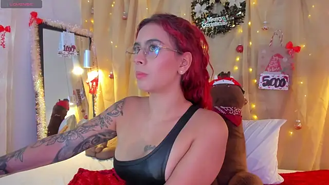 Snapshot of Sophiee_Hill chatting on November 26, 4:51 pm Sophiee Hill online show from November 26, 4:51 pm