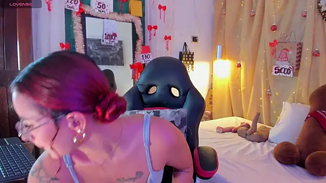 Sophiee Hill online show from December 19, 8:00 pm