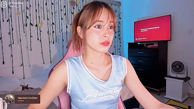 Snapshot of alice_guerin_ chatting on December 3, 1:58 am alice guerin online show from December 3, 1:58 am