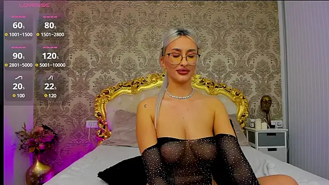 Snapshot of JulieBigAssx chatting on December 14, 3:50 am JulieBigAssx online show from December 14, 3:50 am