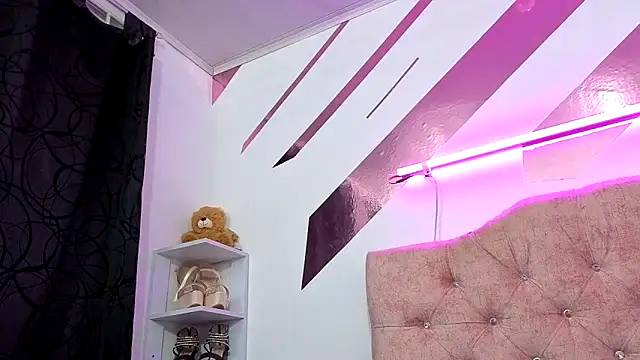 Snapshot of Kitten_Hot_ chatting on November 7, 1:43 am Kitten Hot online show from November 7, 1:43 am