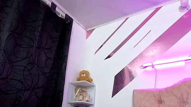 Snapshot of Kitten_Hot_ chatting on October 31, 5:04 am Kitten Hot online show from October 31, 5:04 am