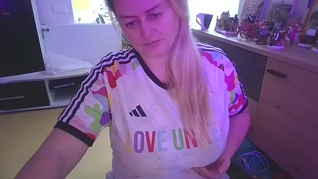 Meliss Official9 online show from December 3, 9:31 am