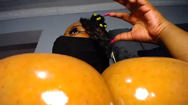 Snapshot of XPanther_24 chatting on February 9, 11:30 am XPanther 24 online show from February 9, 11:30 am