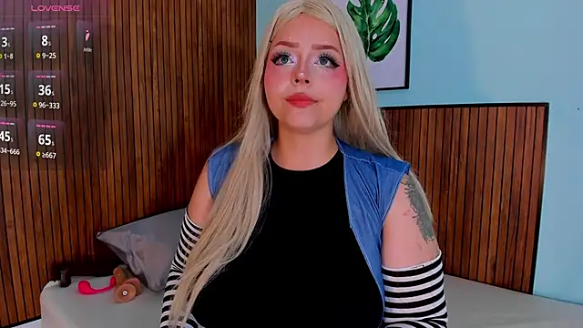 Snapshot of curvy_rousi chatting on October 31, 12:02 pm curvy rousi online show from October 31, 12:02 pm