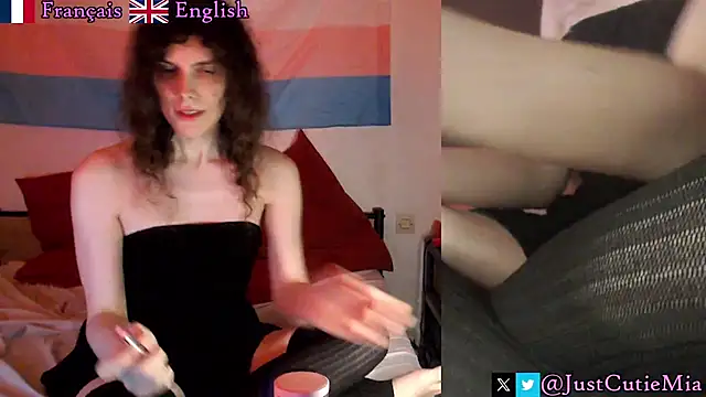 Snapshot of JustCutieMia chatting on December 17, 6:13 pm JustCutieMia online show from December 17, 6:13 pm