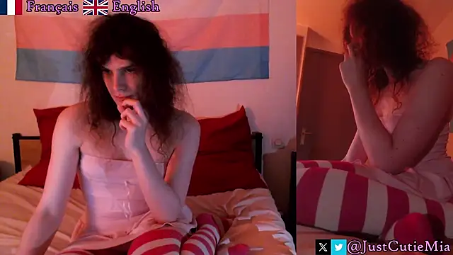 Snapshot of JustCutieMia chatting on November 25, 7:25 pm JustCutieMia online show from November 25, 7:25 pm