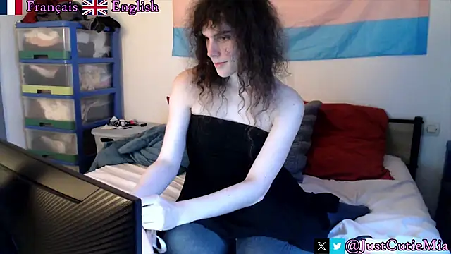 Snapshot of JustCutieMia chatting on October 10, 4:30 pm JustCutieMia online show from October 10, 4:30 pm