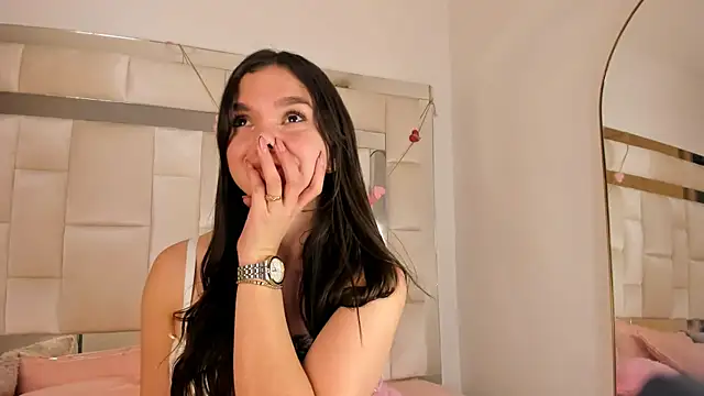 Snapshot of isabella_gomez11 chatting on June 6, 11:21 pm isabella gomez11 online show from June 6, 11:21 pm