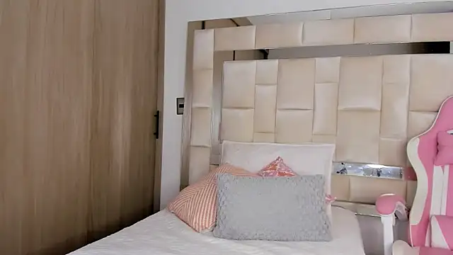 Snapshot of isabella_gomez11 chatting on January 23, 6:35 pm isabella gomez11 online show from January 23, 6:35 pm